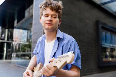 Gitar City ile genç müzisyen