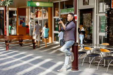 Erkek fotoğrafçı alarak resim
