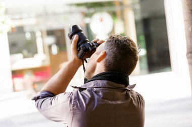 Erkek fotoğrafçı alarak resim
