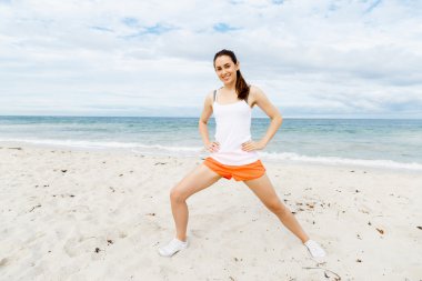 Genç kadın plaj dışında eğitim