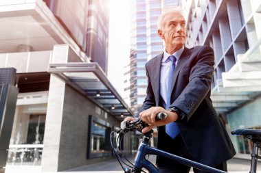 Başarılı bir iş adamı binicilik bisiklet