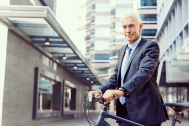 Başarılı bir iş adamı binicilik bisiklet