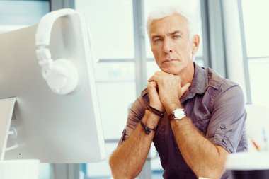 ofis yakışıklı işadamı