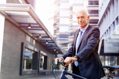 Başarılı bir iş adamı binicilik bisiklet