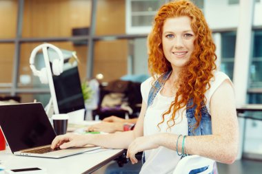 Yaratıcı iş kadını ofiste