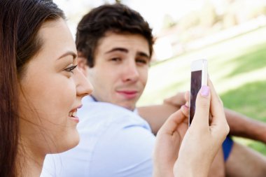 Parktaki genç çift.