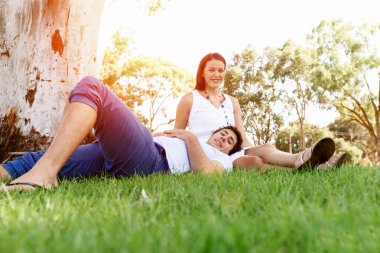 Parktaki genç çift.