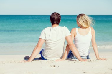 Sahilde oturup romantik genç Çift