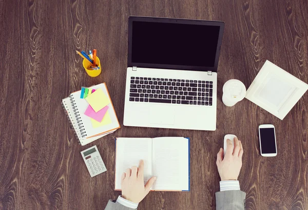 Büroarbeitsplatz mit Büromaterial und Laptop — Stockfoto