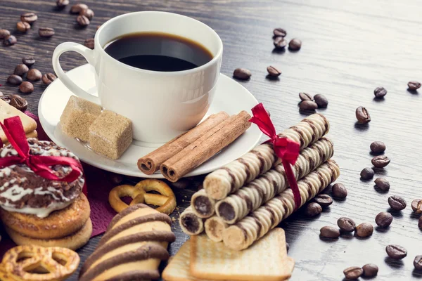 Herbatniki i kawę na stole — Zdjęcie stockowe