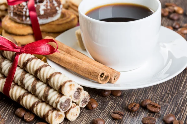 Biscoitos e café na mesa — Fotografia de Stock