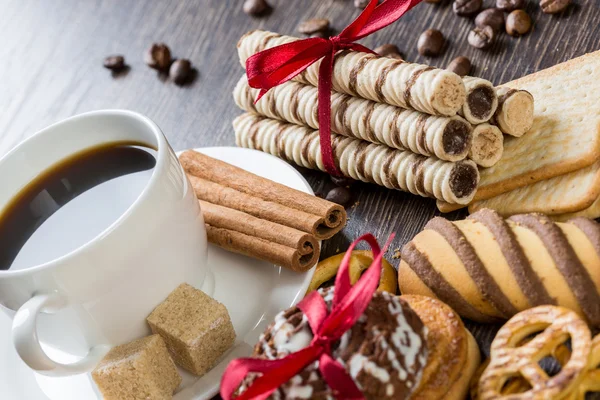 Sušenky a káva na stole — Stock fotografie