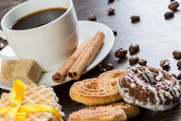 Koekjes en koffie op tafel — Stockfoto