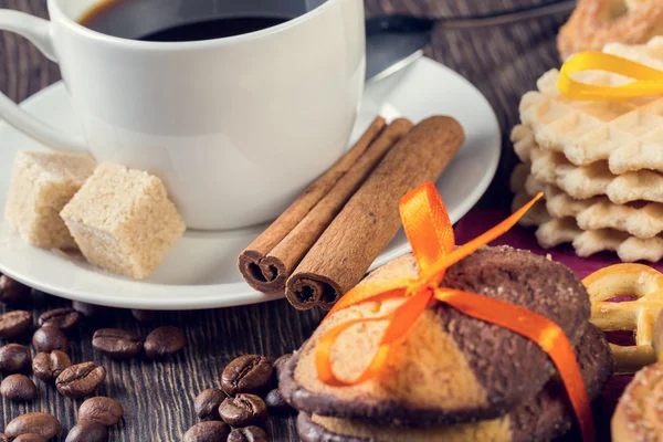 Herbatniki i kawę na stole — Zdjęcie stockowe