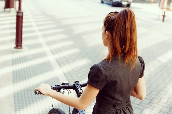 Junge Frau pendelt mit dem Fahrrad — Stockfoto