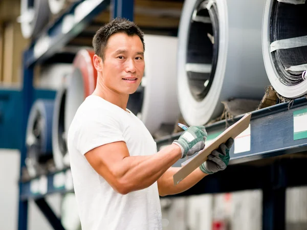 Asian worker in production plant on the factory floor — Stock Photo, Image