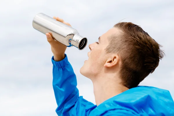 Hombre bebiendo de una botella deportiva — Foto de Stock