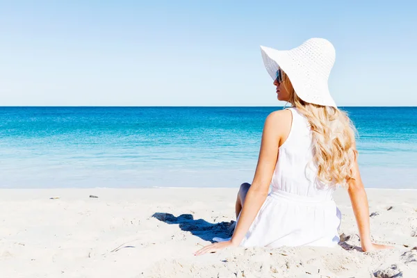 Mujer joven relajándose en la playa — Foto de Stock