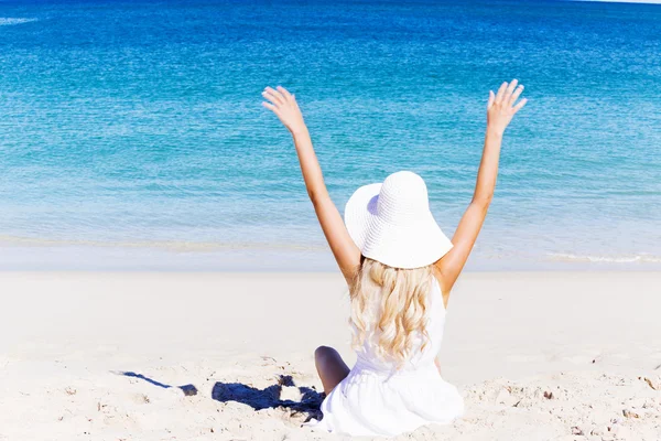 Jonge vrouw ontspannen op het strand — Stockfoto