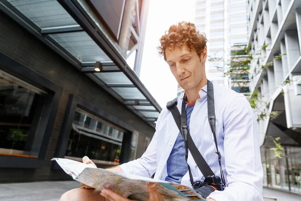 Male tourist in city — Stock Photo, Image