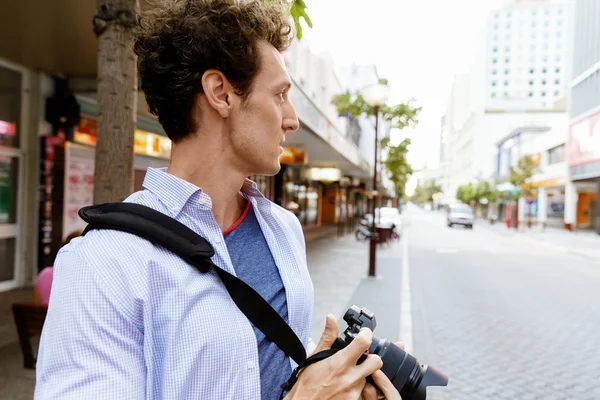 男性カメラマン写真を撮る — ストック写真