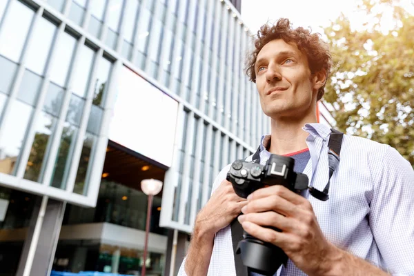 Turista masculino na cidade — Fotografia de Stock