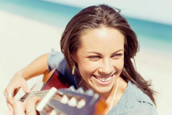 Hermosa joven tocando la guitarra en la playa —  Fotos de Stock