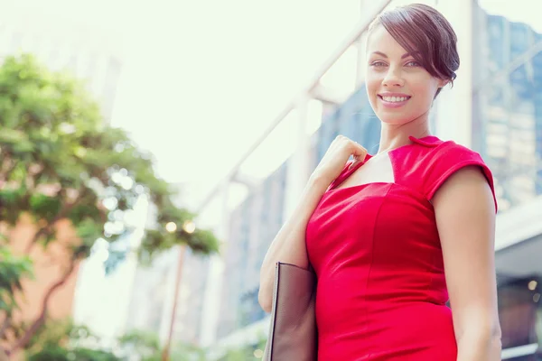 Retrato de mujer de negocios afuera — Foto de Stock