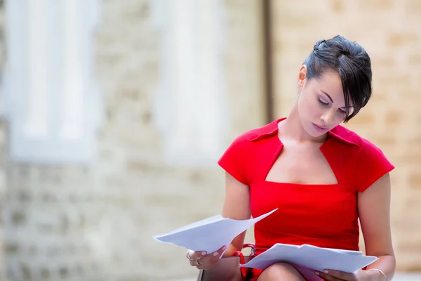 Portrait de femme d'affaires à l'extérieur — Photo