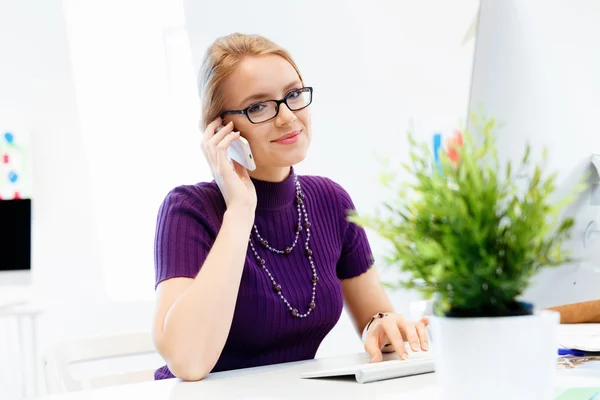 Geschäftsfrau im Büro mit Handy — Stockfoto