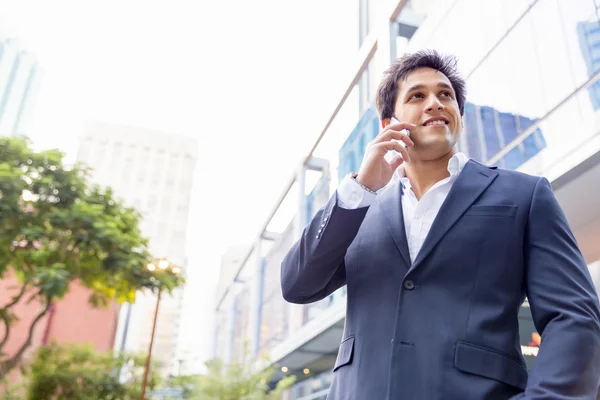 Porträt eines selbstbewussten Geschäftsmannes mit Handy im Freien — Stockfoto