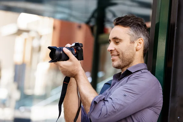 Fotógrafo masculino tomando fotos — Foto de Stock