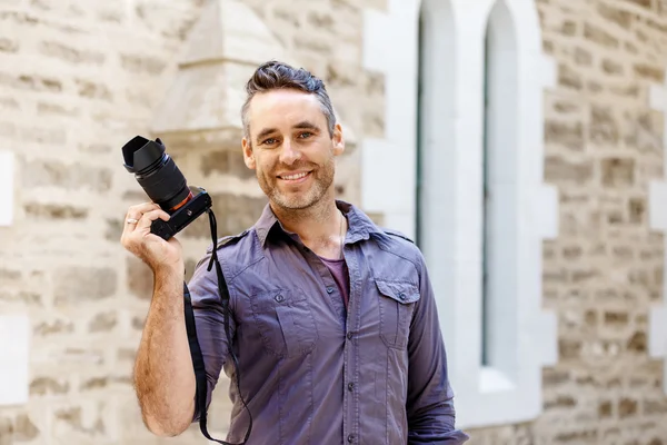 Fotógrafo masculino tomando fotos — Foto de Stock