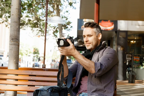 Männlicher Fotograf beim Fotografieren — Stockfoto