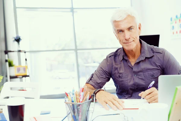 Stilig affärsman i office — Stockfoto