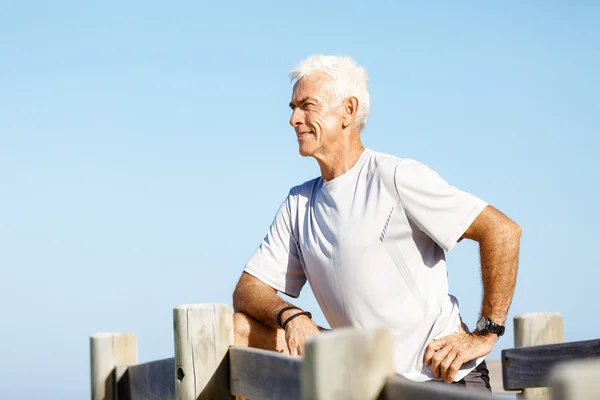 Mannen på stranden utanför — Stockfoto