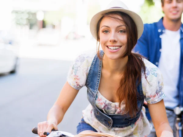 Szép nő, lovaglás, kerékpár — Stock Fotó