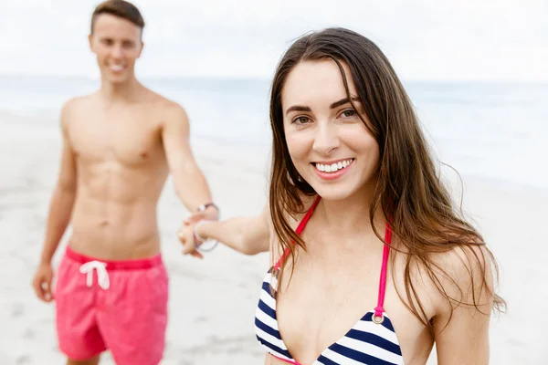 Romântico jovem casal na praia — Fotografia de Stock