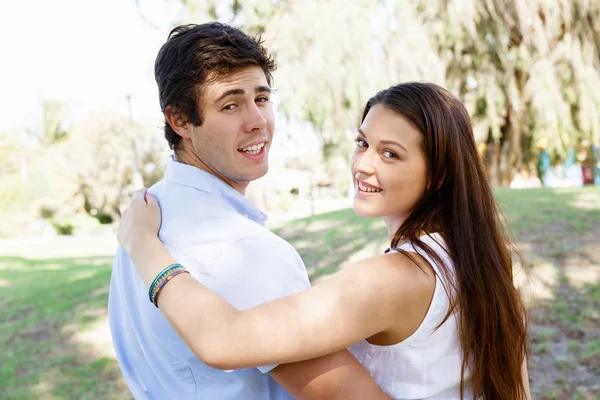 Pareja joven en el parque — Foto de Stock