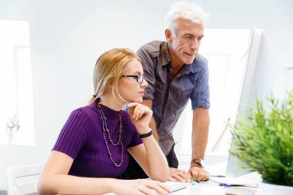 Collaboratori che lavorano insieme — Foto Stock