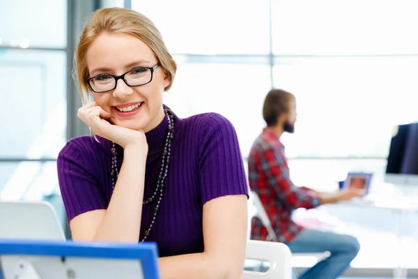 Kreativa affärskvinna i office — Stockfoto