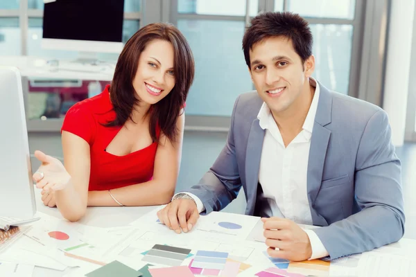 Deux jeunes entreprises collegue dans le bureau — Photo