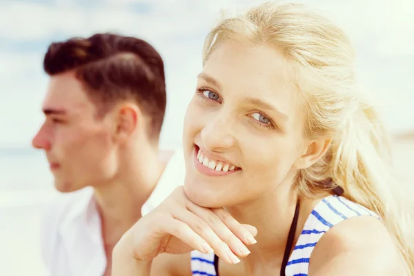 Romantische jonge paar op het strand — Stockfoto