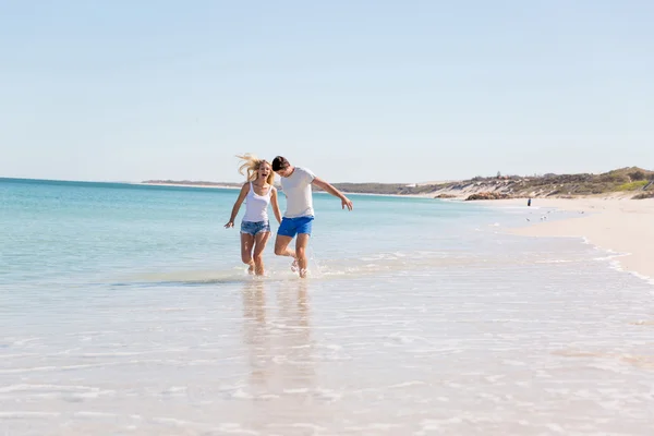 Romantiska ungt par på stranden — Stockfoto