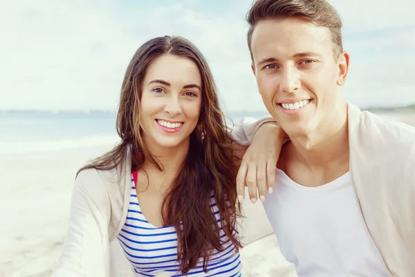 Romantische jonge paar op het strand — Stockfoto