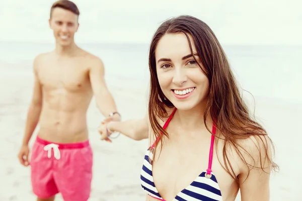 Pareja joven romántica en la playa — Foto de Stock