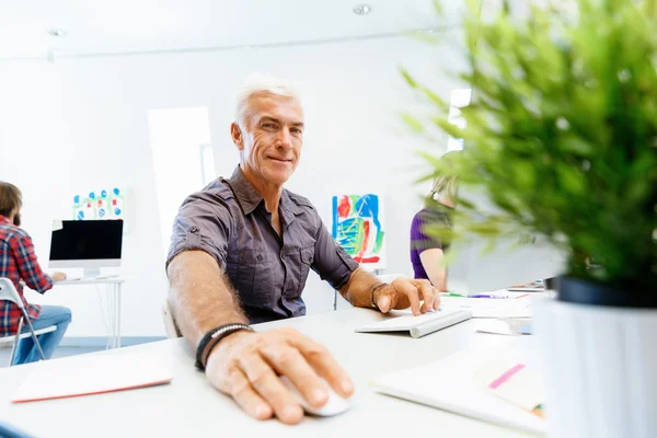 Schöner Geschäftsmann im Amt — Stockfoto