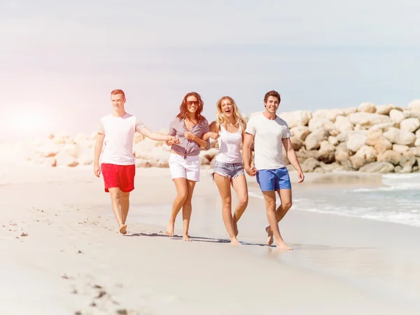 Compagnia di giovani sulla spiaggia — Foto Stock