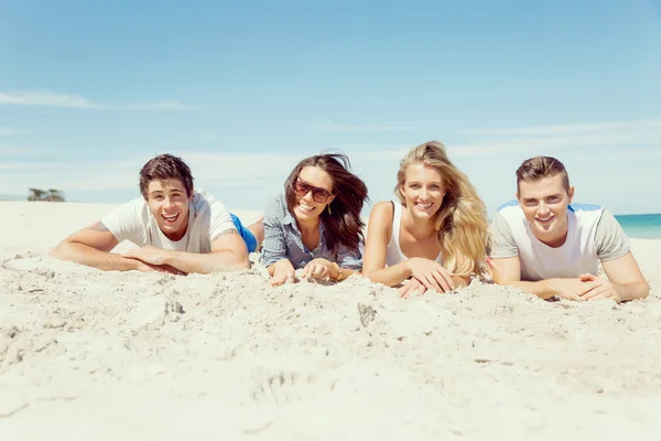 Compagnia di giovani sulla spiaggia — Foto Stock