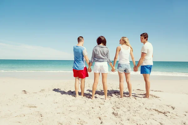 Compagnia di giovani sulla spiaggia — Foto Stock